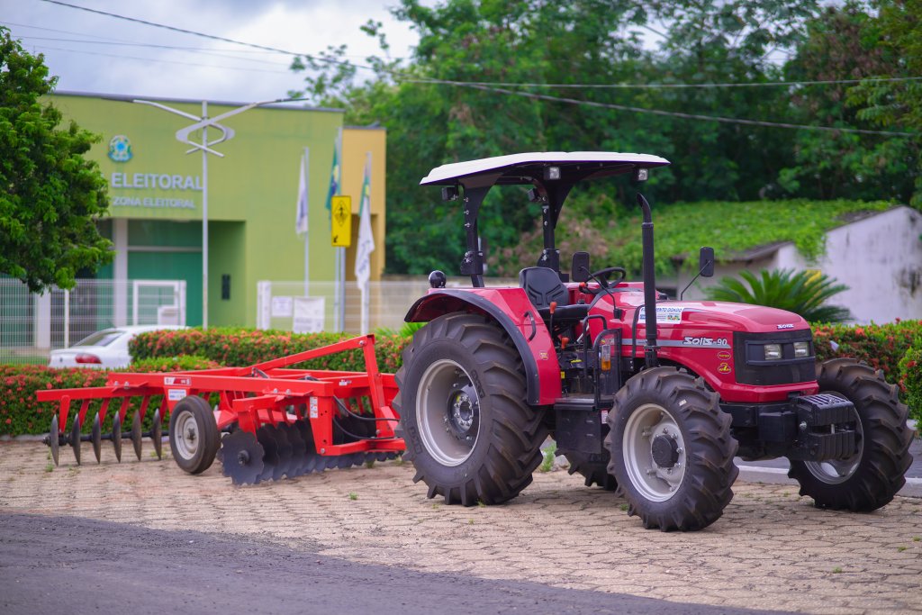 Prefeitura fortalece agricultura com chegada de novo trator