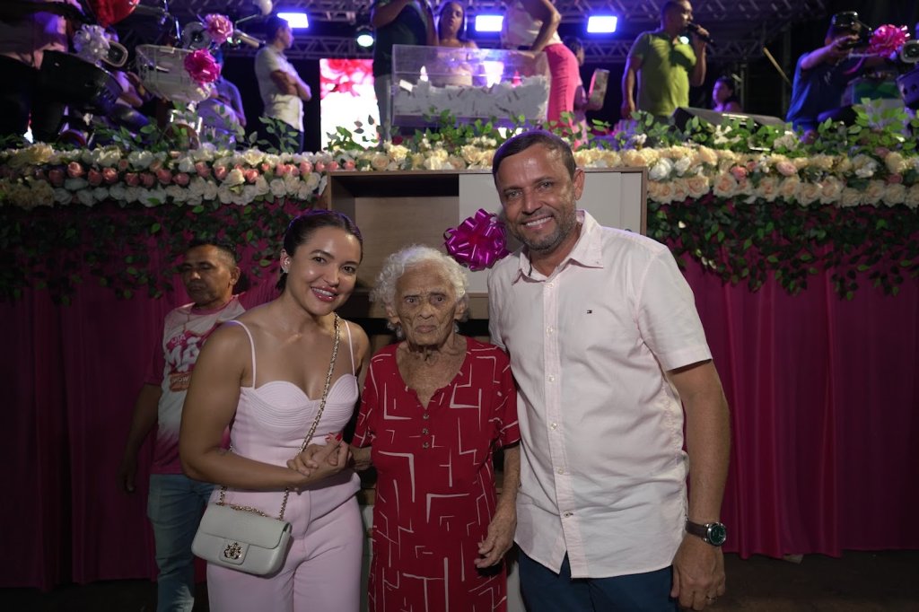 Tradicional Show de Prêmios do Dia das Mães reúne multidão e bate recorde de premiações em Augustinópolis